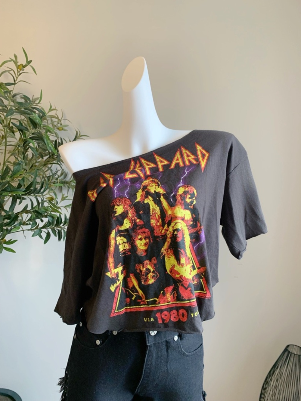 Forever 21 Def Leppard Graphic Fringe Crop Tee S
